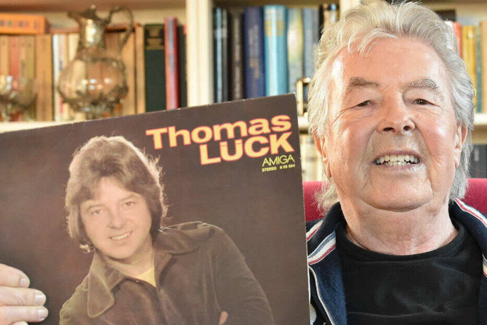 Thomas Lück, Sänger, zeigt seine erste bei Amiga 1978 erschienene Solo LP. (Archivbild)
