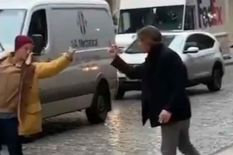 Immer wieder zeigten sie sich gegenseitig den Mittelfinger.