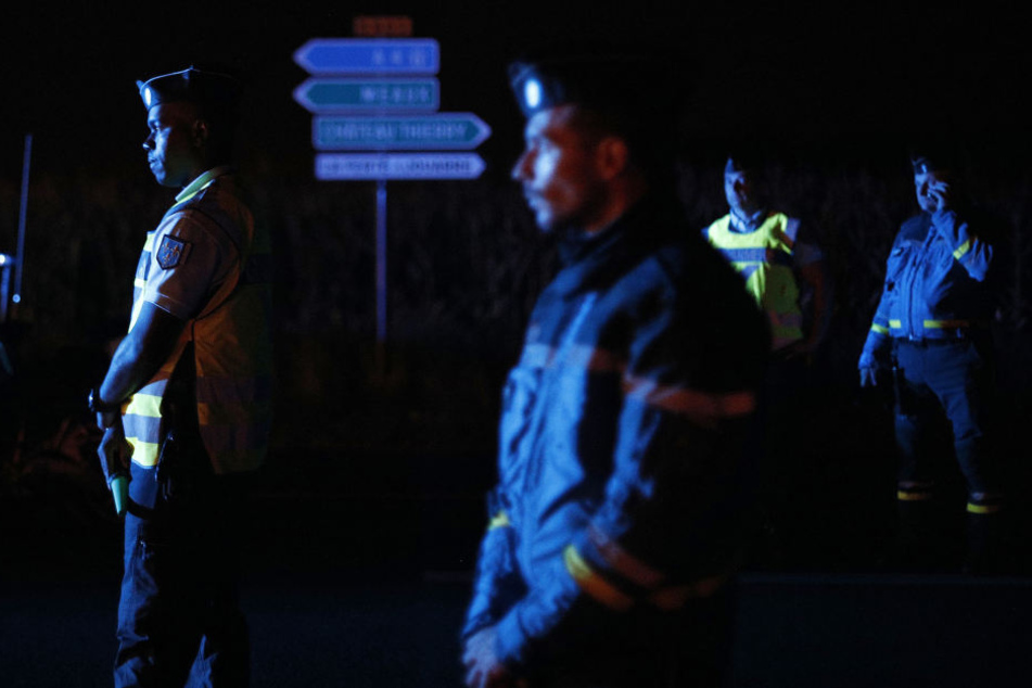 Die Gendarmerie am Abend in Sept-Sorts, 60 Kilometer östlich von Paris.
