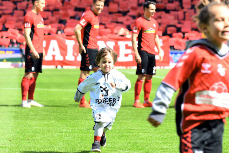 Beim Fußball sehr beliebt: Einlaufkinder, die die Akteure aufs Spielfeld begleiten. (Symbolbild)