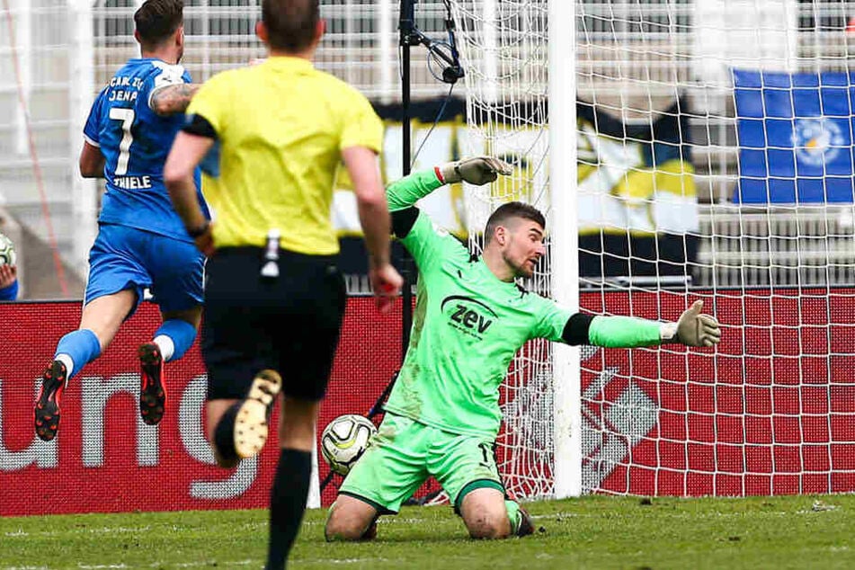 Auch wenn Jenas Timmy Thiele hier den Zwickauer Torhüter Johannes Brinkies überwindet, zählte Letzerer zu den Lichtblicken im FSV-Dress.