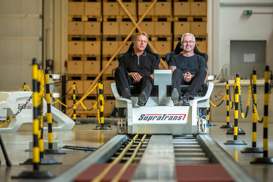 Schwebezug-Spezialist Veit Appelt (l.) testet mit MOPO24-Reporter Torsten
Hilscher die neue Technologie.