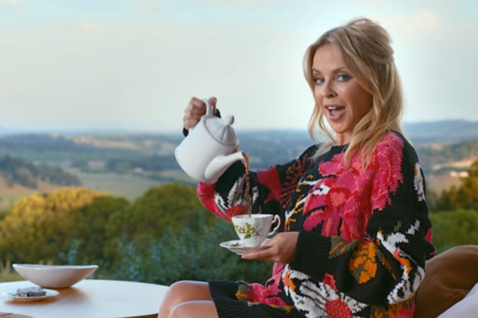 Im Musikvideo zu "Matesong" feiert Kylie Minogue ausgelassen mit ihren Freunden und lässt es sich gut gehen. Auf YouTube hagelt es dafür kritische Kommentare.