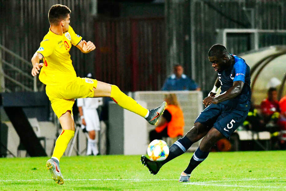 Ianis Hagi (l.) wirft sich in einen Pass von Frankreichs Dayot Upamecano.
