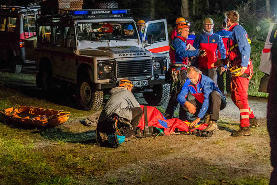 Die alarmierte Bergwacht transportierte den verletzten Dresdner per Seilsicherung ab. Er wurde in ein Krankenhaus gebracht.