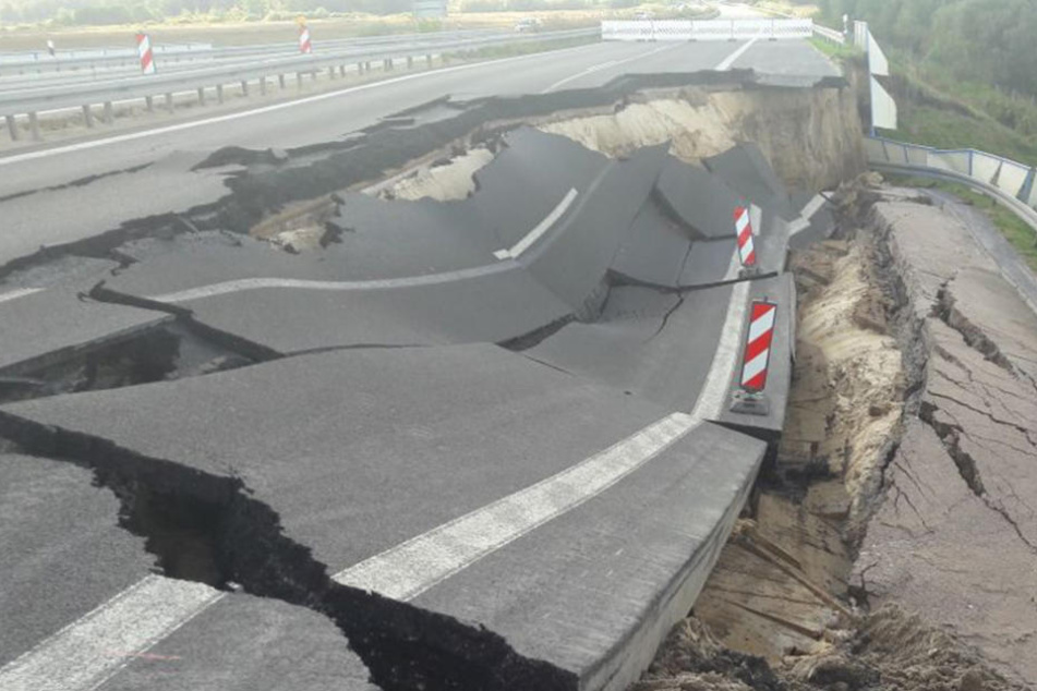 Wie es dazu kommen konnte, dass die Fahrbahn einfach abrutschte, ist noch unklar.