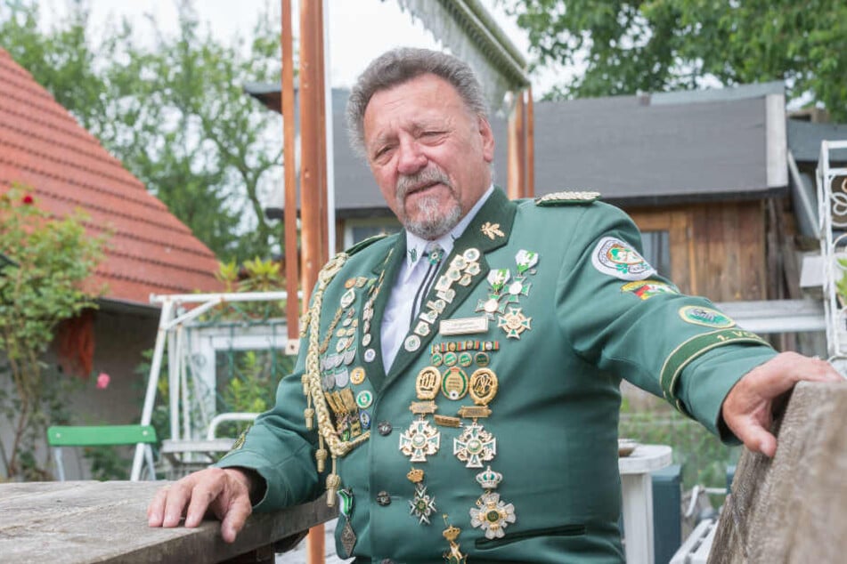 Vereins-Chef Alois Langwieser (73) ist noch immer fassungslos, wie heftig der Sturm seine Schießbahn traf.