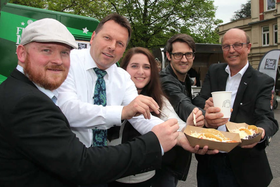 Beim Probeessen auf dem Bruchberg: (v.l.) Projektleiter Jakob Bergmann, I. Beigeordneter Frank Hilker, Projektleiterin Alina Beer, Geschäftsführer der Eventagentur Heinrich Löwen und Bürgermeister Rainer Heller.
