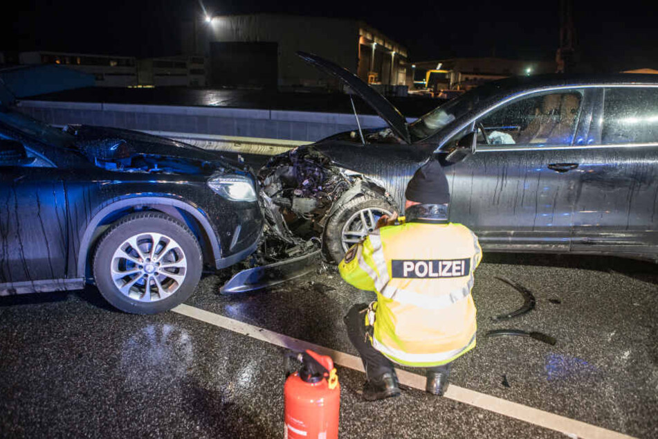 Ein Beamter fotografiert die Unfallstelle in Neuenfelde.