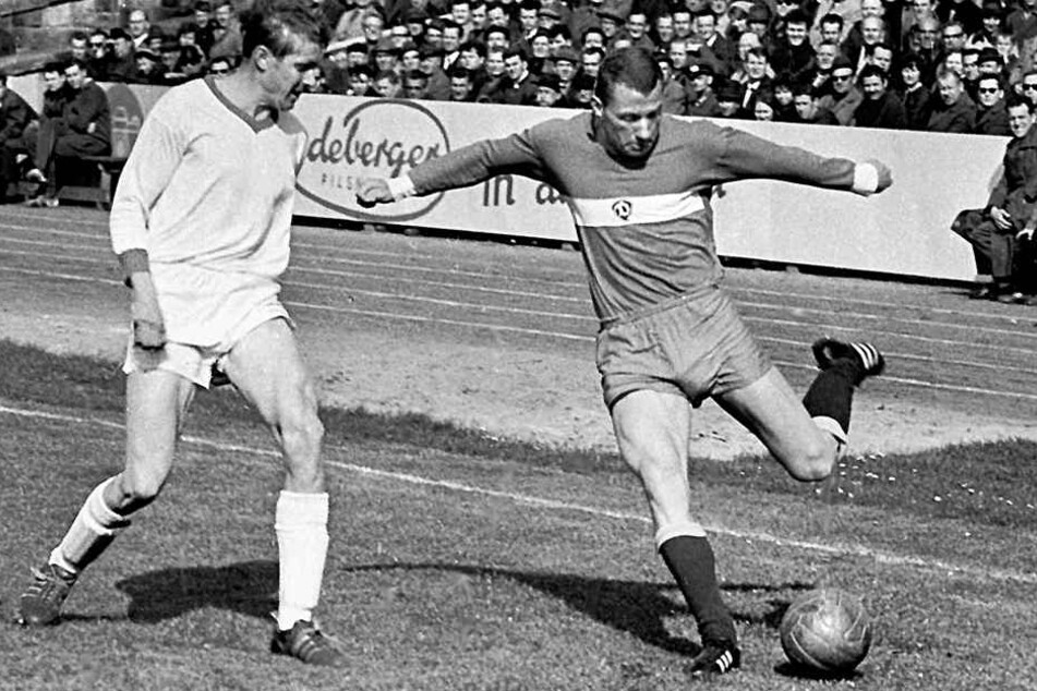 Siegfried Gumz (r.) im April 1967 im Oberliga-Spiel gegen die BSG Sachsenring Zwickau vor Horst Jura am Ball.