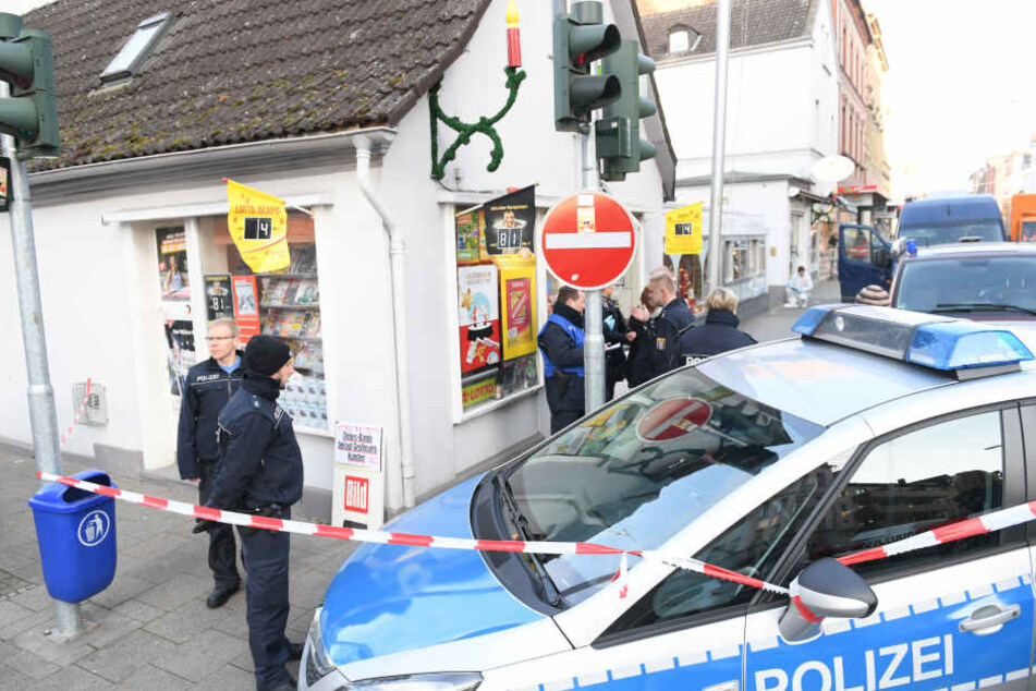 Polizeibeamte sicherten nach dem Raubüberfall auf einen Kiosk den Tatort ab.