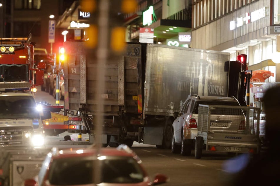 Mit einem Lkw war mindestens ein Mann am Freitag in Stockholm in eine Fußgängerzone und dann ein Einkaufszentrum gerast.