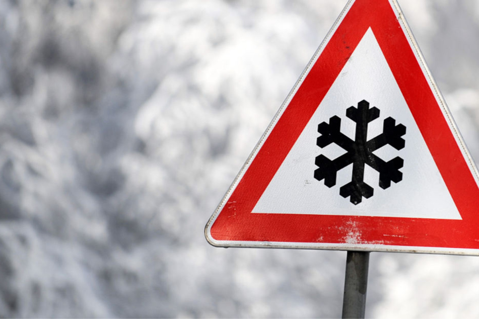 Ab Sonntagnachmittag muss in höheren Lagen mit Schnee und Glatteis gerechnet werden (Symbolbild).