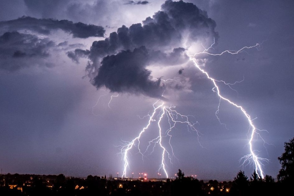 In Sachsen soll es am Freitagabend noch ordentlich knallen: Schwere Gewitter sind möglich.