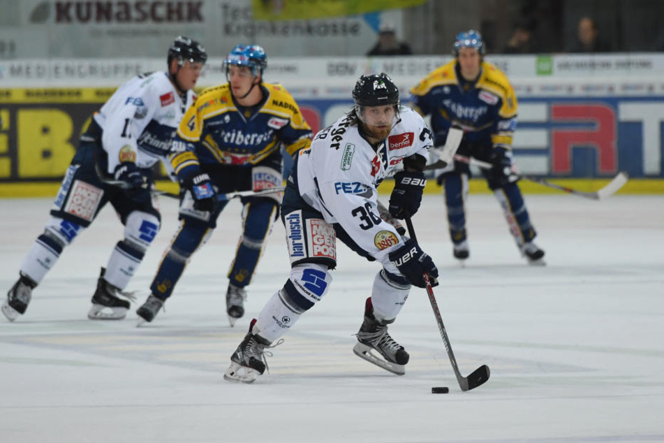 Eislöwen-Verteidiger René Kramer (vorn) will den Puck schnell aus dem eigenen Drittel rausbringen.