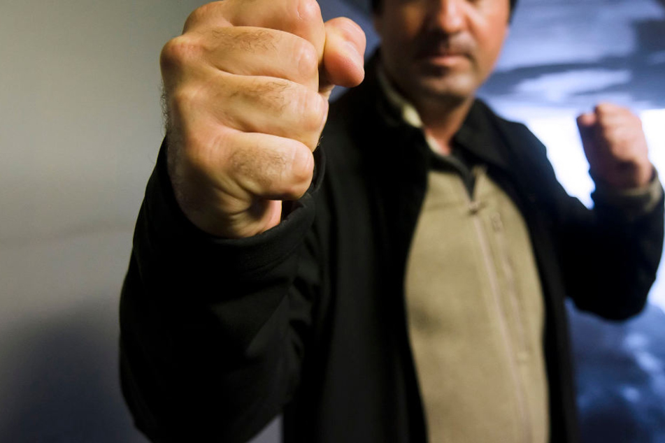 Immer wieder versuchten die Männer auf die Beamten einzuschlagen. (Symbolbild)