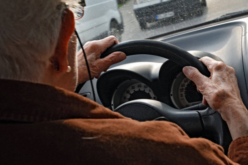 Der Fahrer des Autos wurde schwer, der Fahrer des Lkw leicht verletzt. (Symbolbild)