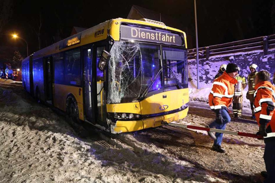 Die rechte Seite des Busses wurde durch den Aufprall schwer beschädigt.