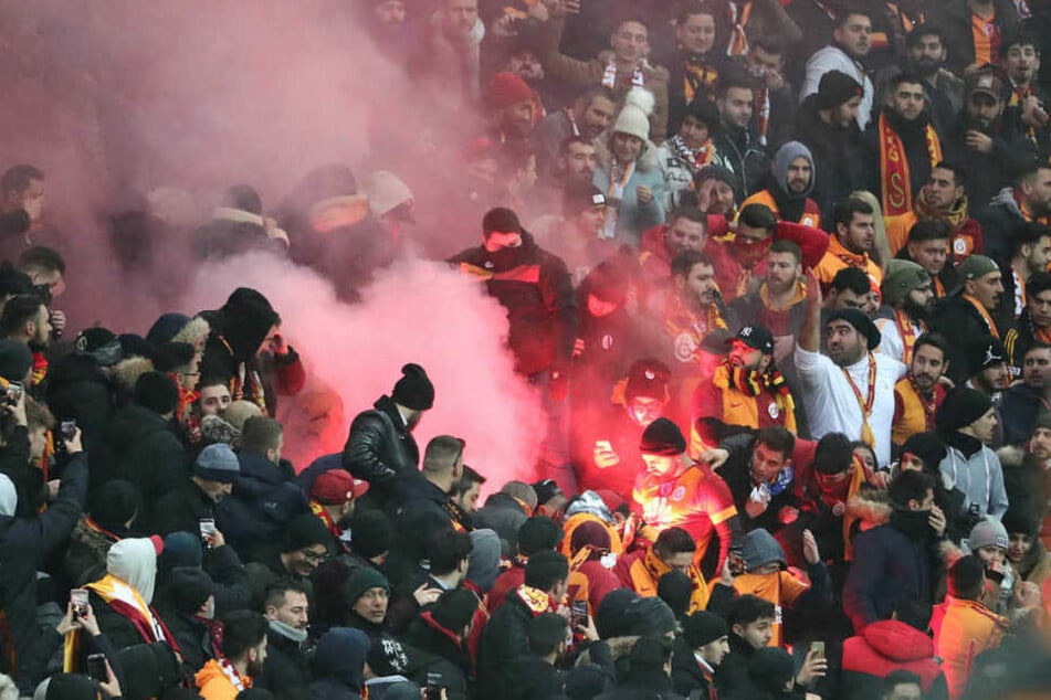 Nach dem 1:0 für RB Leipzig zündeten Galatasaray-Anhänger im Gästeblock Pyrotechnik.