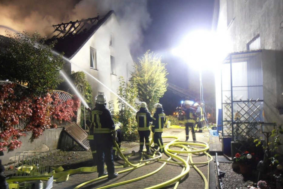 Rund 60 Feuerwehrleute löschten das brennende Haus in Bad Driburg.