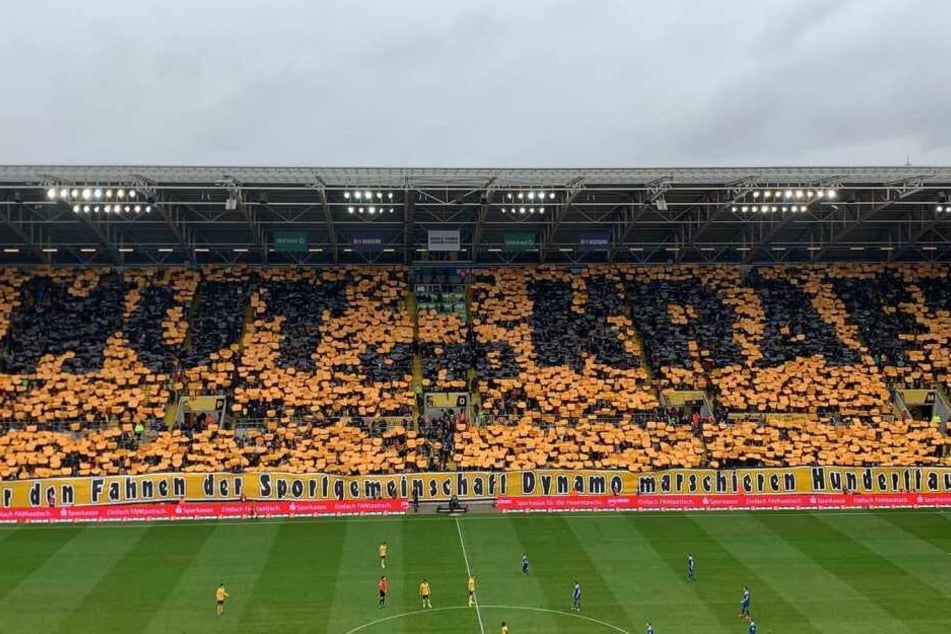 "Mut und Kraft" waren Teil der Choreo vor dem Spiel.