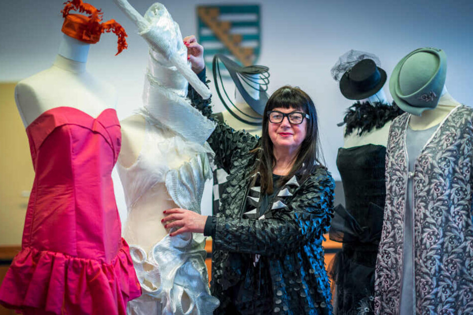 Mode-Designerin Christine Werzner (69) zeigte gestern feine Roben im Chemnitzer Landgericht. Die Entwürfe dazu können bis 2. März bewundert werden.