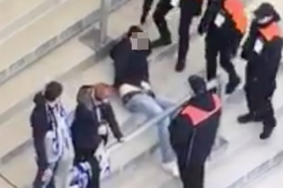 Die Ordner führen den Hertha-Fan aus der Veltins-Arena.