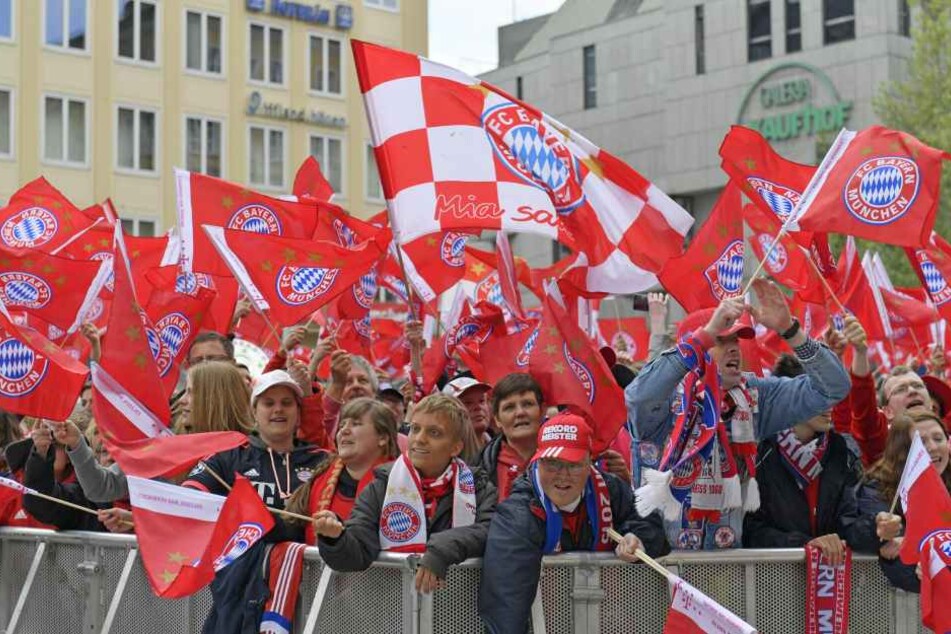 Am Samstag wurden zehn Polizisten am Rande des Bundesligaspiels VfL Wolfsburg gegen FC Bayern München verletzt. (Symbolbild)