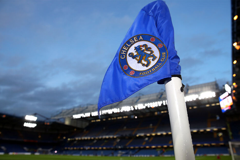 Der englische Fußball-Erstligist FC Chelsea darf nach einer Entscheidung der FIFA bis zum Sommer 2020 keine neuen Spieler verpflichten.