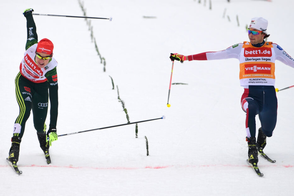 Jarl Magnus Riiber (r) aus Norwegen gewinnt vor Vinzenz Geiger aus Deutschland.