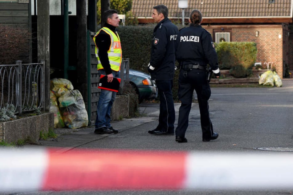 Polizisten untersuchen Anfang Januar die Stelle, an der die Frau in der Silvesternacht starb.