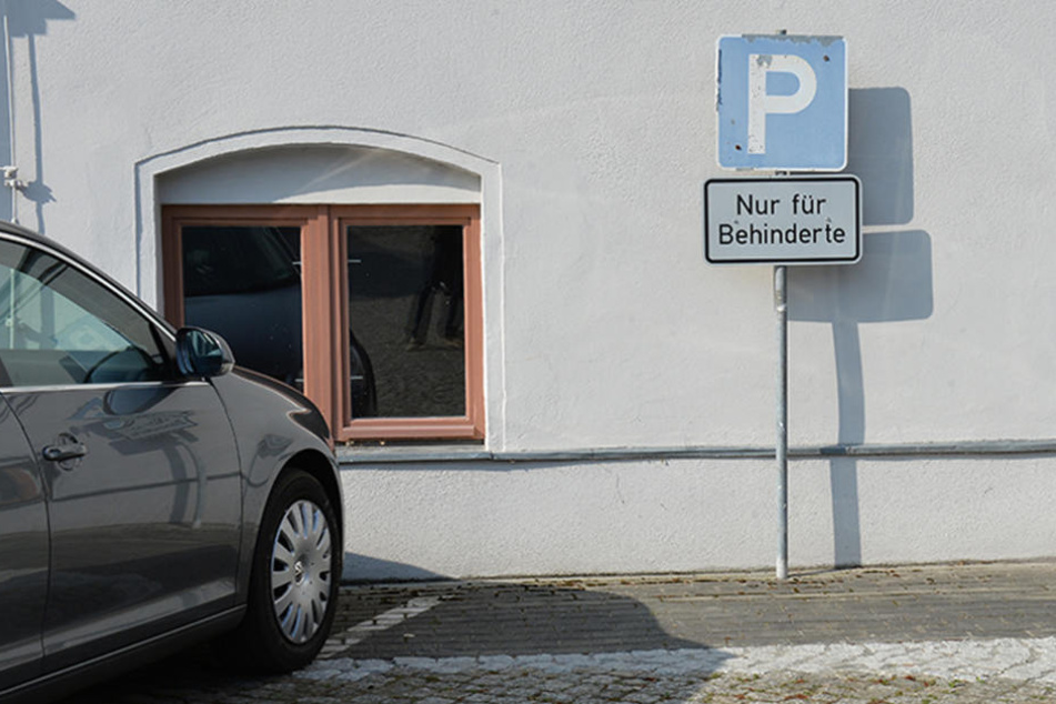 Ein leerer gekennzeichneter Behindertenparkplatz. (Symbolbild)
