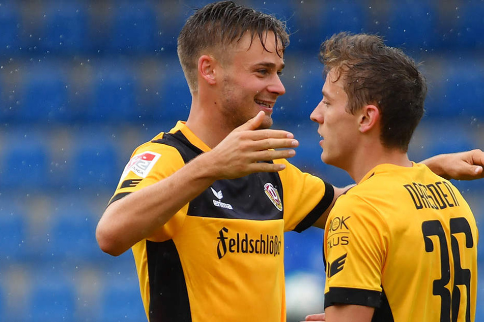 Lucas Röser (links) und Niklas Hauptmann bejubeln einen von vier Dresdner Treffern.