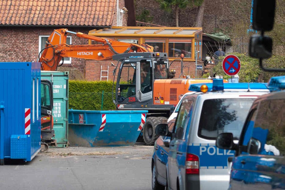 Polizisten suchen nach Spuren auf dem Grundstück des mutmaßlichen Serienmörders.