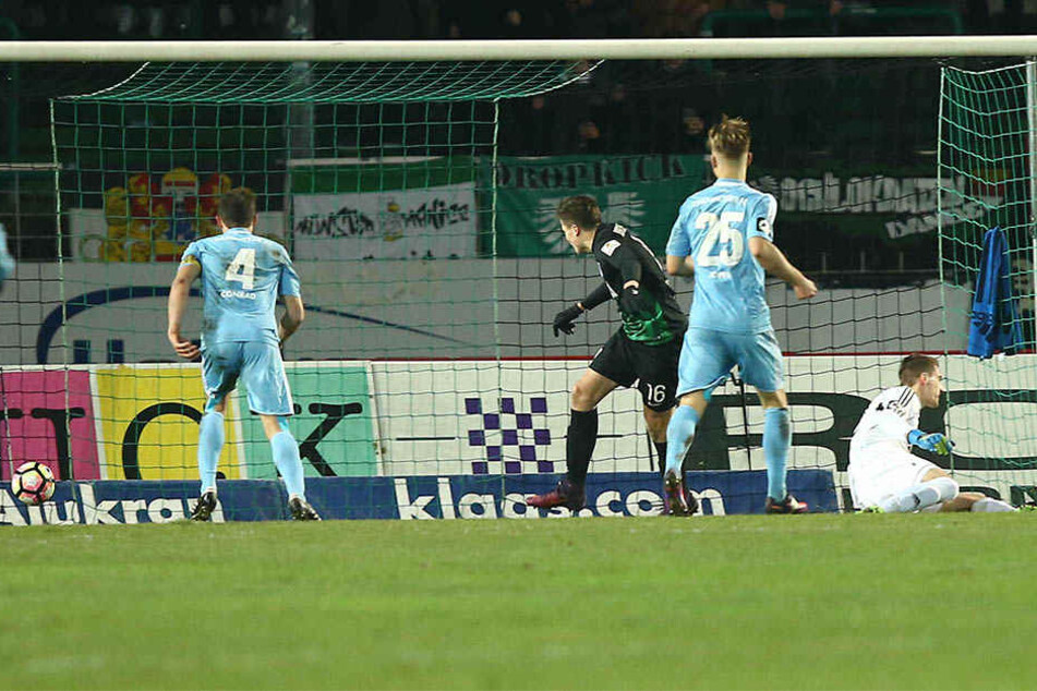 Warschewski trifft zum 1:0 gegen konsternierte Chemnitzer