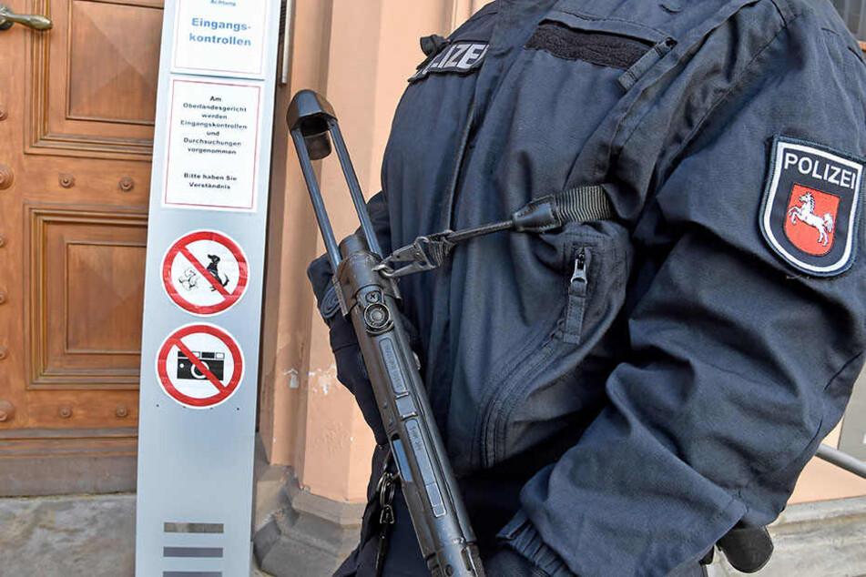 Das Gericht in Celle wird durch schwer bewaffnete Polizisten abgesichert.