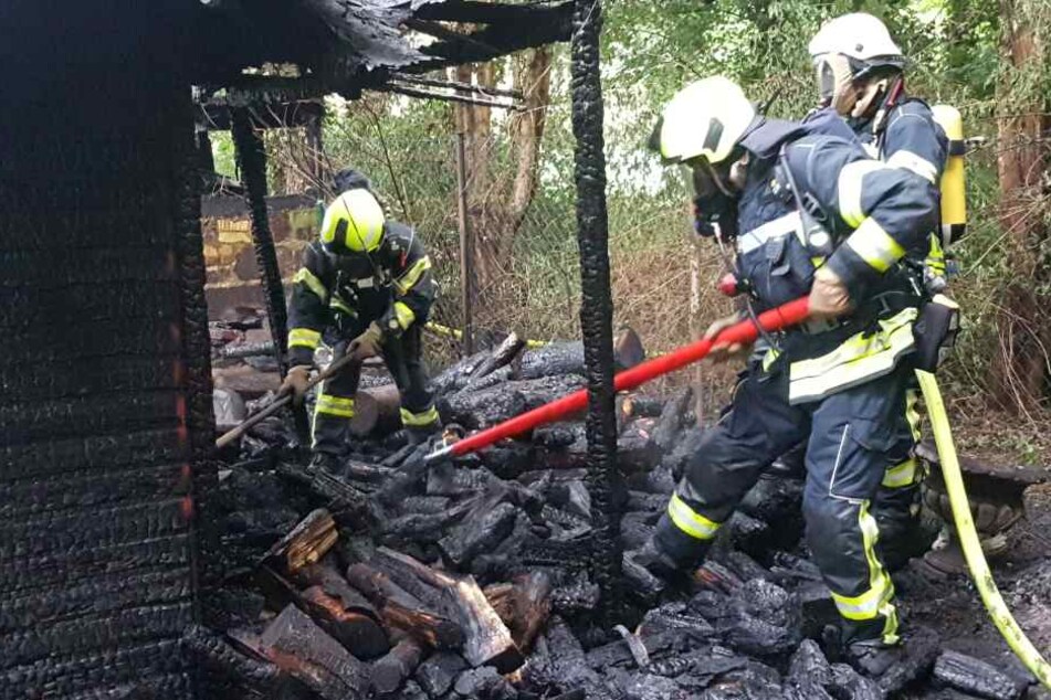 Das Kaminholz hatte ebenfalls Feuer gefangen.