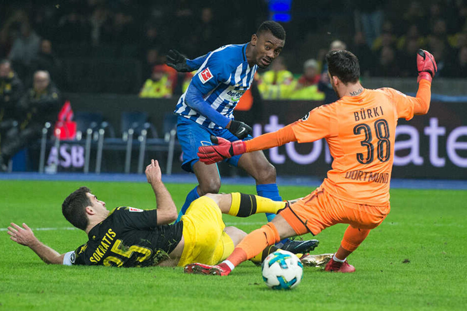 Berlins Salomon Kalou spielt den Ball gegen Dortmunds Sokratis Papastathopoulos (am Boden liegend) und Dortmunds Torwart Roman Bürki.