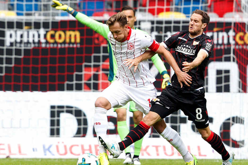Der Düsseldorfer Adam Bodzek (l) und Stephan Fürstner von Union Berlin kämpfen um den Ball.