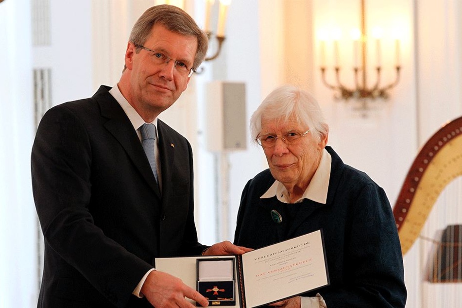 Der ehemalige Bundespräsident Christian Wulff verleiht am 4. Oktober 2010 im Schloss Bellevue Greta Wehner den Verdienstorden der Bundesrepublik Deutschland. Wehner widmete sich viele Jahre der politischen Bildungsarbeit in Sachsen.