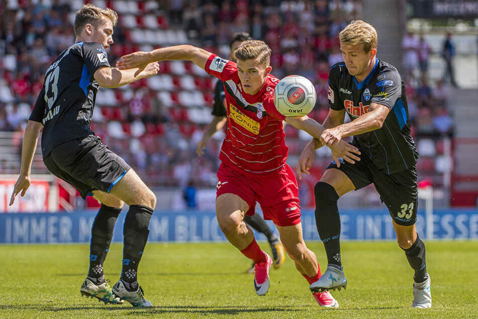 Im Dreikampf-Duell setzte sich Bastian Kurz vom RWE gegen Lukas Boeder (r.) und Sebastian Schonlau durch.
