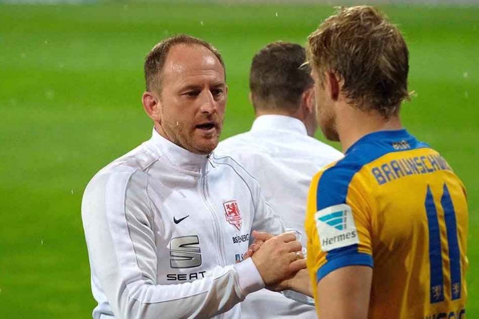 Ist das schon der Abschiedsgruß aus Braunschweig? Eintracht-Trainer Torsten Lieberknecht (l.) gibt Jan Hochscheidt die Hand.