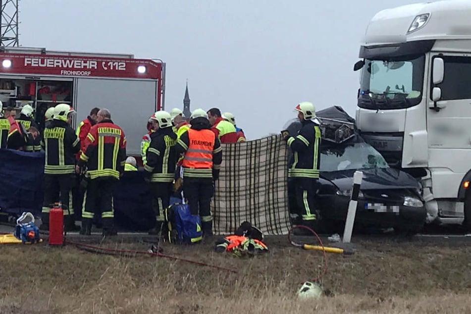Zwei Menschen starben in dem Wrack des Kleintransporters.