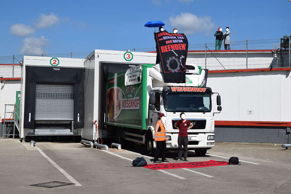 Zwei Demonstrantinnen blockierten einen Lkw.