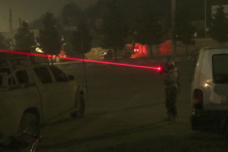 Ein Soldat zielt mit seinem Gewehr auf eine Stelle am Intercontinental Hotel in Kabul.