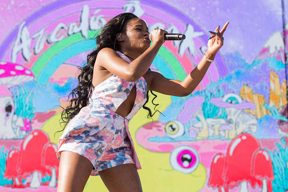 Azaelia Banks (25) performt vor Publikum.