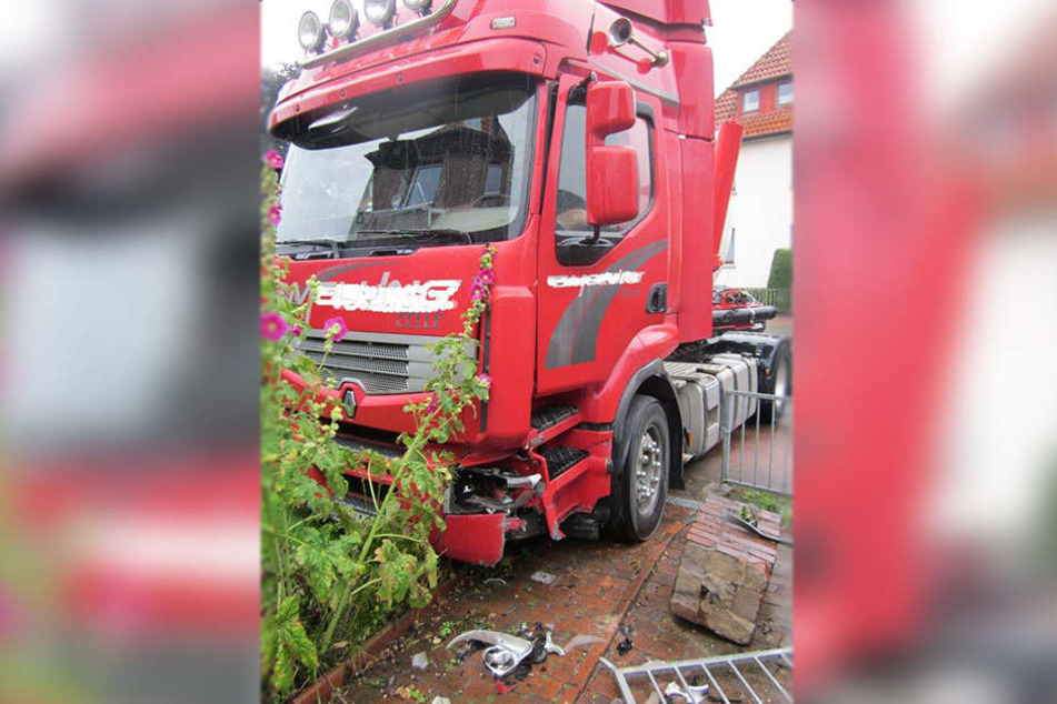 Hinter dem Gartentor kam der Lkw zum Stehen.