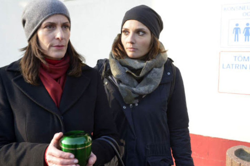 Katrin und Anni fahren extra nach Schweden, um Bommels Asche zu retten.