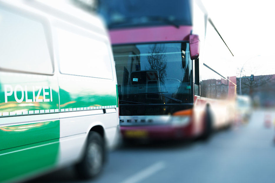 Hätten Fahrgäste und der Busfahrer nicht beherzt eingegriffen, wäre der Bus mit schwerwiegenden Folgen verunglückt. (Symbolbild)