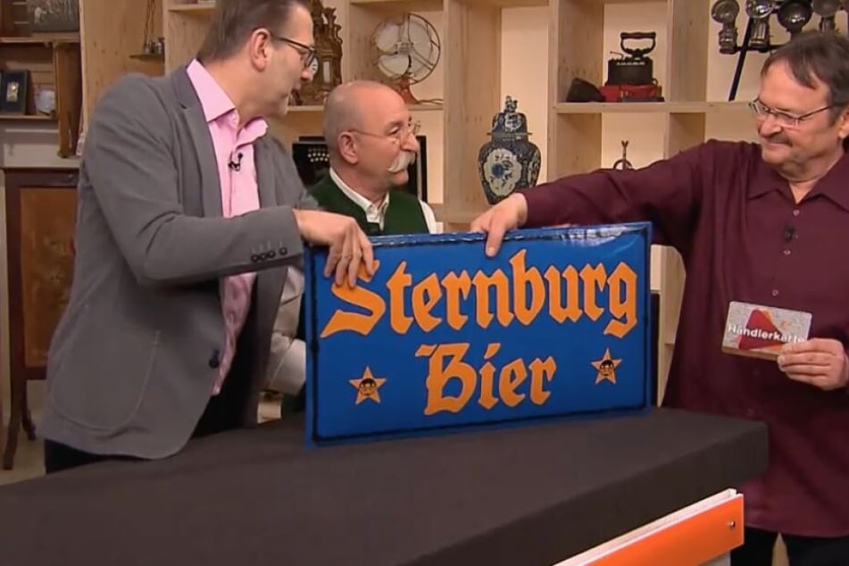 Lutz Fügmann mit seinem toll erhaltenen Werbeschild der Sternburg-Brauerei.